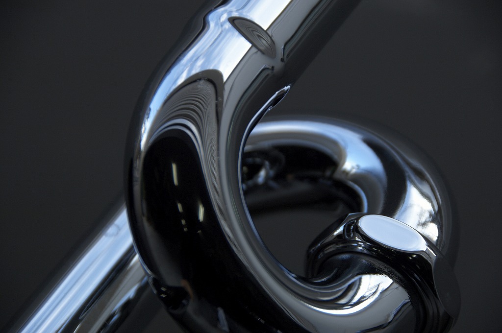 水道管、背景が黒い